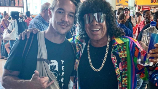 Un DJ muy famoso choluleó a la Mona Jiménez y le pidió una foto