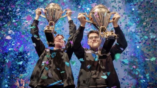Tienen 16 años y son millonarios por ganar el mundial de Fortnite
