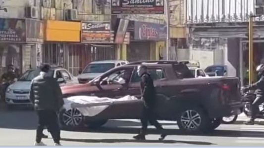 Video: se abrió la puerta de la morguera y un cuerpo cayó en la calle