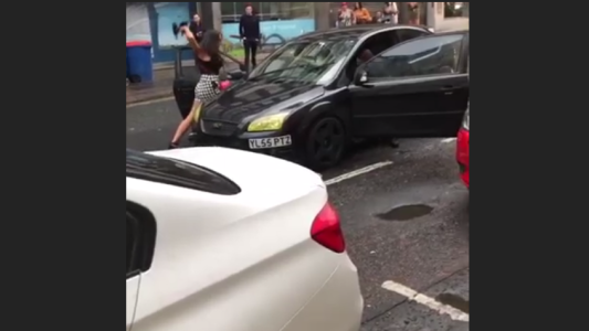 Video impactante: el momento en que conductor enfurecido atropella a un peatón