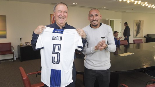 El Gobernador recibió al "Cholo" Guiñazú que fue a invitarlo a su partido despedida