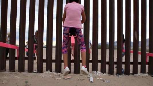 Instalan subibajas para jugar a ambos lados del muro entre Estados Unidos y México