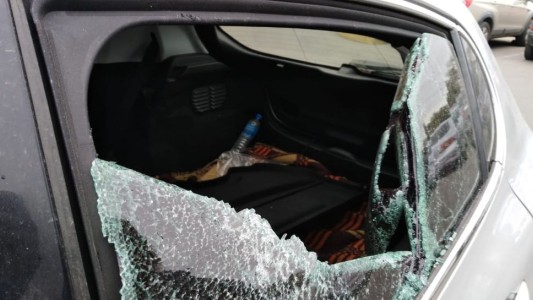 Un hombre fue asaltado, raptado y abandonado en el baúl de su auto en un hipermercado