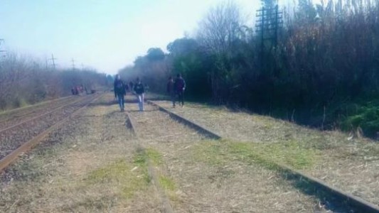 Luján: buscan a un bebé al que se escucha llorar al costado de las vías del tren Sarmiento