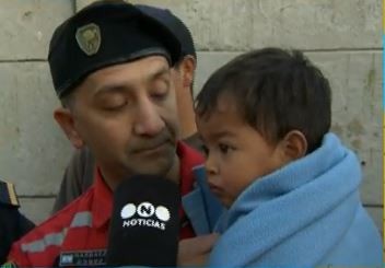 Video: rescataron a un bebé atascado en un desagüe