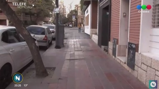 Esta grave una mujer que tropezó por una baldosa floja y se quebró el fémur