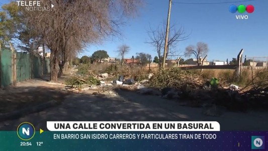 Insólito: una calle asfaltada convertida en basural