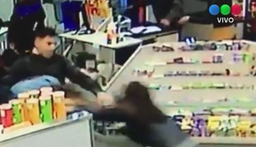 Video: descontrol total en una estación de servicio, chicos y chicas a los golpes