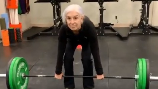 "Abuelita" con músculos: la mujer de 72 años que hace crossfit y levanta pesas de 70 kilos