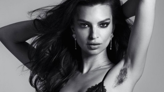 Emily Ratajkowski escribió un ensayo sobre el feminismo y se mostró con las axilas sin depilar