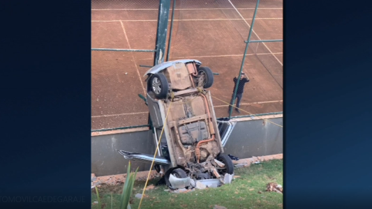 Auto sin frenos cayó de un estacionamiento