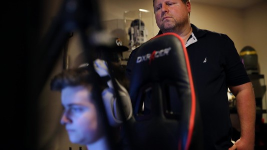 Sacó a su hijo de 15 años del colegio para que sea jugador de Fortnite