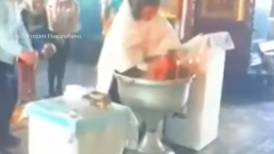 Video: el cura que pierde la paciencia y casi ahoga a un bebé durante un bautismo