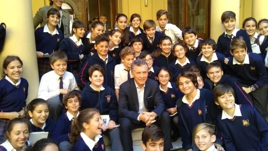 Macri a los chicos de una escuela: "Necesitamos juntar más (votos) no nos fue tan bien"