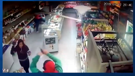 Video: dos trabajadoras de un minimercado resistieron un robo y los ladrones huyeron