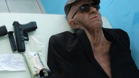 Intentó asaltar un banco disfrazado de anciano y con una pistola de juguete