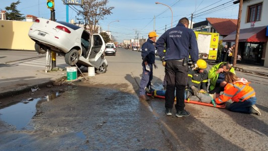 Chocó y terminó "incrustado" contra un semáforo