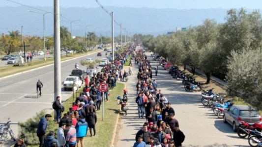 Tucumán: cola de veinte cuadras para conseguir un trabajo en un supermercado