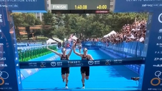 Atletismo: se pusieron de acuerdo para llegar primeras a la meta y las descalificaron