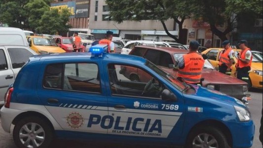 Buscan a un detenido por estafa que curiosamente fugó esposado en barrio Matienzo