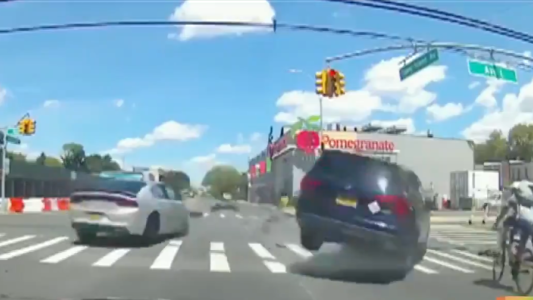 El momento en que un auto atropella a un ciclista en Nueva York