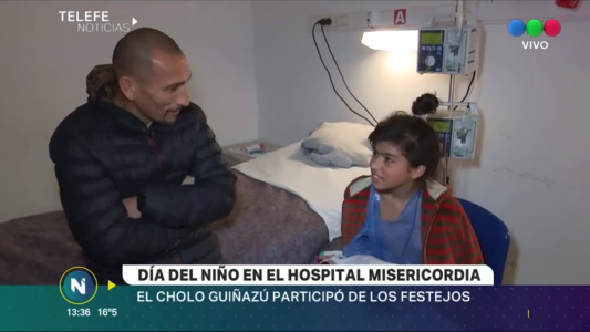 El Cholo Guiñazú festejó el día del niño con los chicos en el Hospital Misericordia