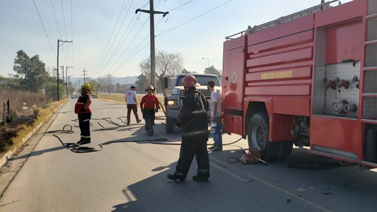 Bomberos controlaron un incendio en Villa Allende y una mujer quedó detenida