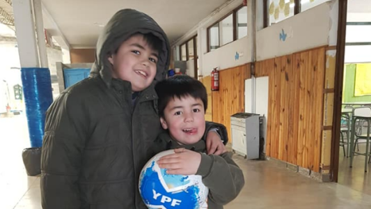 Tandil: Benicio hizo carteles para recuperar su pelota, se hizo viral y recibió una sorpresa