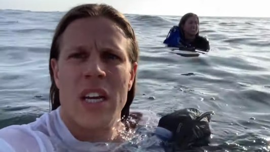 Su avión cayó al mar y filmó videos perdidos en el mar hasta que lo rescataron