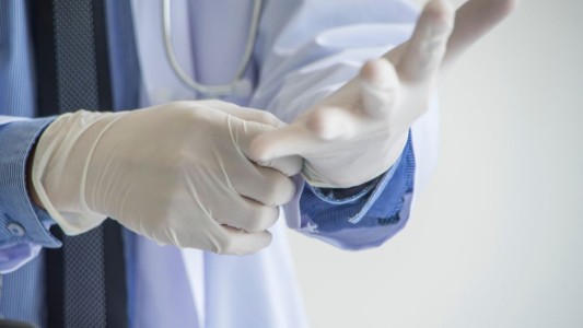 Detuvieron a un cirujano acusado de abusar a niños que estaban bajo los efectos de la anestesia