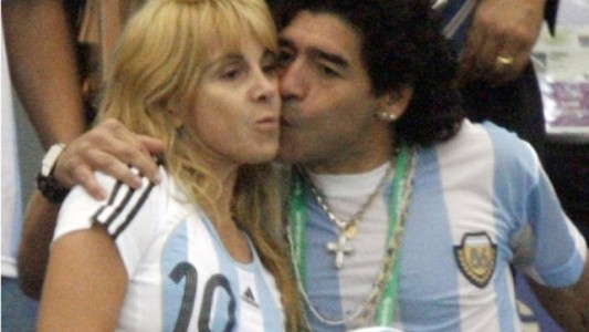 Maradona vs. Claudia: el duro posteo de Diego tras el allanamiento a la casa de Segurola y La Habana