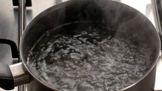 Tras discutir, un adolescente quemó con agua hirviendo a su mamá y a su hermana