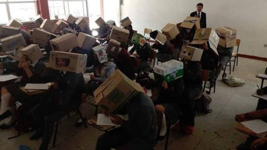 Un profesor les puso cajas de cartón en la cabeza a los alumnos para que no se copien