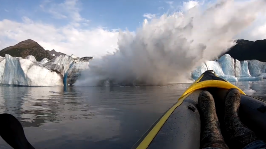 VIDEO: Graba el deshielo de un glaciar desde su kayak y lo sacude una ola gigante