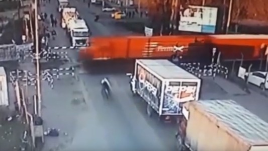 Buenos Aires: video de un motociclista que no frenó en la barrera y terminó abajo del tren