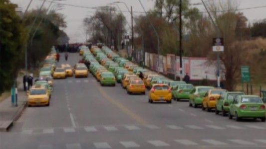 El rechazo a Uber moviliza nuevamente a taxistas y remiseros