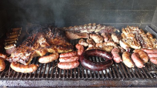Una vegana denunció a su vecino por el olor a asado: ahora, convocan a una parrillada frente a su casa como venganza