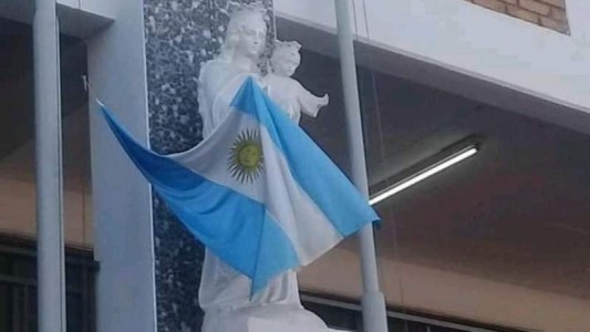 La foto viral de una virgen sosteniendo una bandera argentina