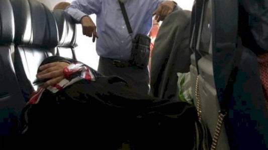 ¿Es amor o no?: el hombre que pasó seis horas parado para que su esposa pudiera dormir en el avión