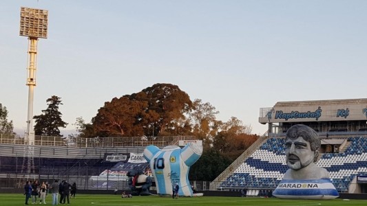Maradona llega a Gimnasia y lo recibe una multitud en La Plata
