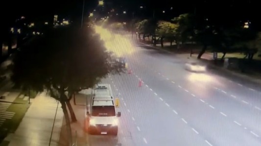 Video impactante: el momento en el que atropellan a los agentes durante un control de tránsito