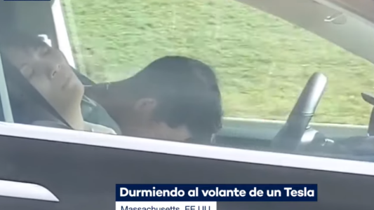 VIDEO VIRAL:  El conductor de un Tesla viaja dormido al volante