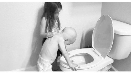 La conmovedora historia detrás de las series de fotos de una nena que consuela a su hermano con cáncer
