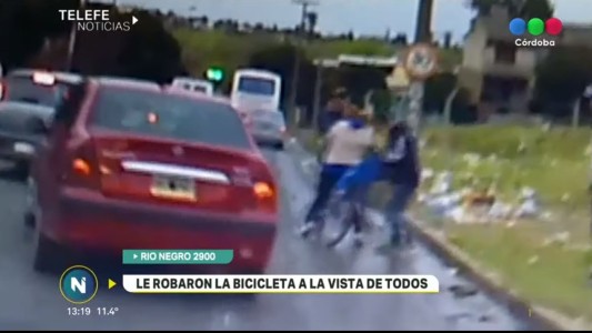 VIDEO: un automovilista filmó el momento en el que le robaban la bici a una mujer
