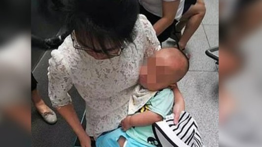 Vendió a sus gemelos recién nacidos para pagar la deuda de su tarjeta de crédito