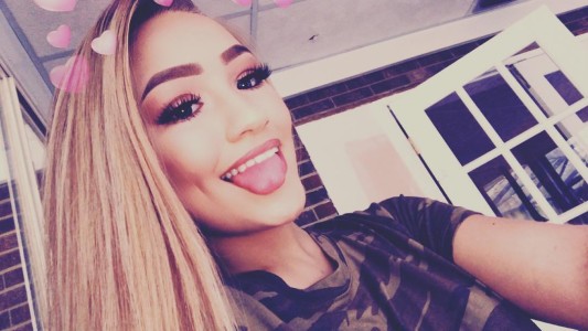 Una adolescente le robó la tarjeta de débito a los padres y la usó para que los asesinen