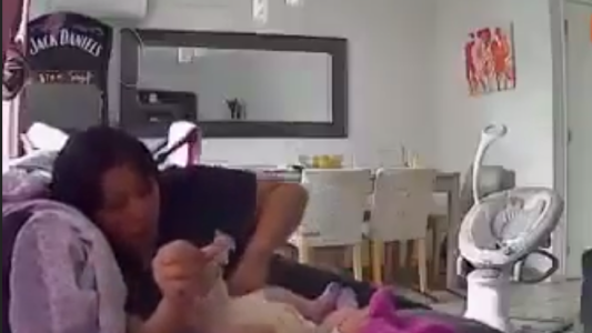 Descubre que la niñera golpeaba a su beba tras instalar cámaras en su casa