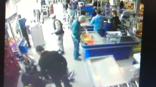 Video: un cajero de un supermercado le hizo RCP a una clienta y le salvó la vida