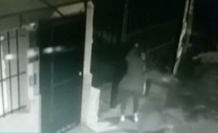 Video: noqueó a una mujer para robarle la bolsa de las compras