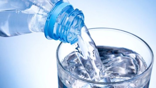 Prohíben la venta de un agua de mesa envasada que contiene una bacteria